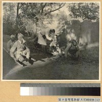 藏品(湘北大捷：我軍醫在火線救護受毒官兵)的圖片